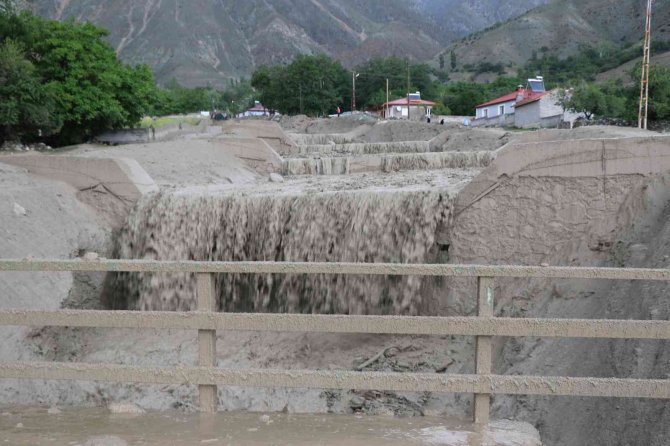 Erzincan’da Sağanak Sele Dönüştü