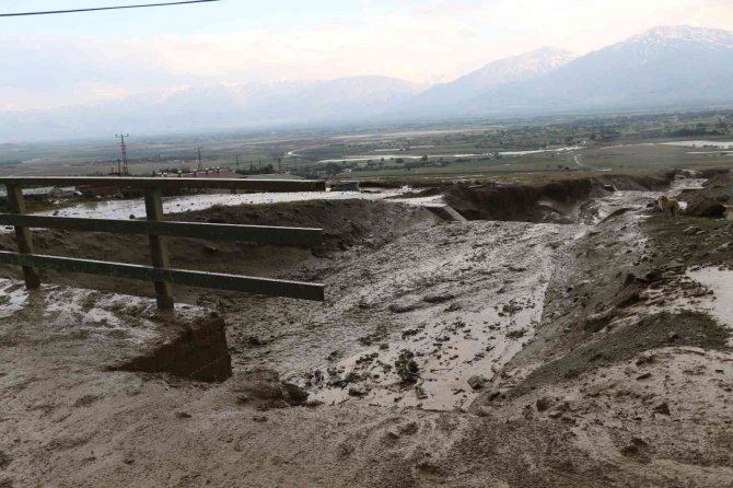 Erzincan’da Sağanak Sele Dönüştü