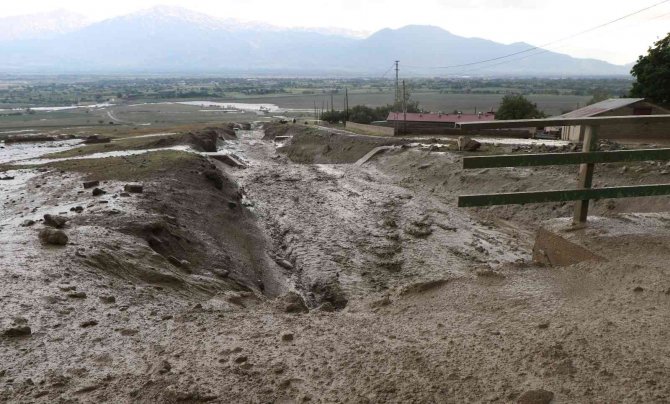 Caddeler Sel Sularıyla Doldu, Vatandaşlar Çekiciyle Karşıya Geçebildi