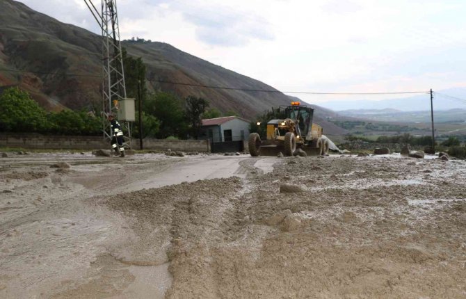 Caddeler Sel Sularıyla Doldu, Vatandaşlar Çekiciyle Karşıya Geçebildi
