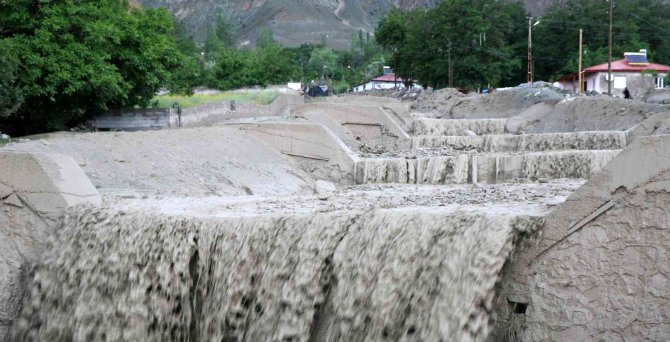 Caddeler Sel Sularıyla Doldu, Vatandaşlar Çekiciyle Karşıya Geçebildi