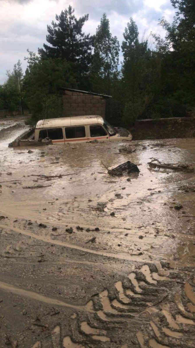 Erzincan’da Sel Felaketi, Kent Adeta Sular Altında Kaldı