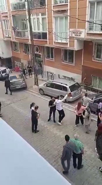 Esenyurt’ta Önce Dayak Yedi, Sonra Evi Taşladı