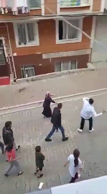 Esenyurt’ta Önce Dayak Yedi, Sonra Evi Taşladı