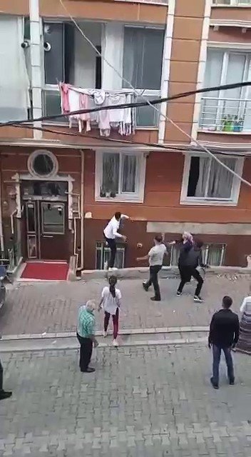 Esenyurt’ta Önce Dayak Yedi, Sonra Evi Taşladı