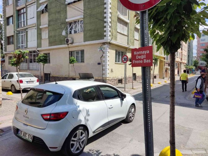 Dört Yol Ağzına Asılan "Kornaya Değil Frene Bas" Yazısı Dikkat Çekti