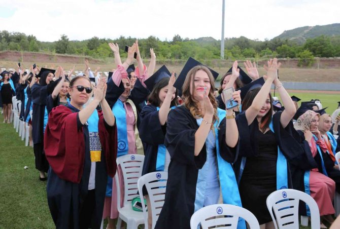 Esogü’de Mezuniyet Coşkusu Devam Ediyor