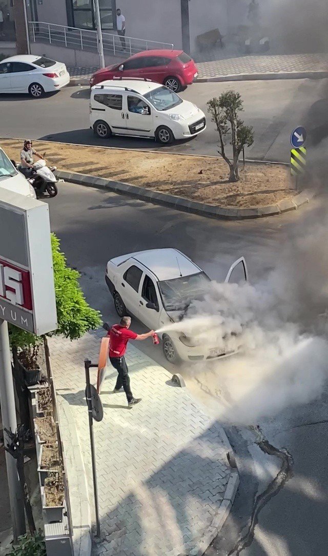 Eyüpsultan’da Otomobil Alev Alev Yandı