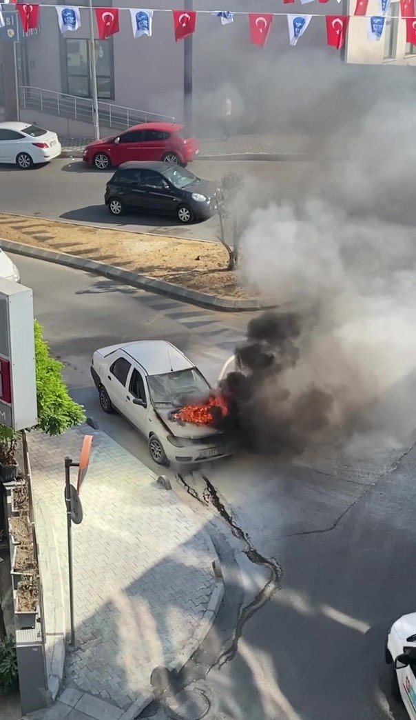 Eyüpsultan’da Otomobil Alev Alev Yandı