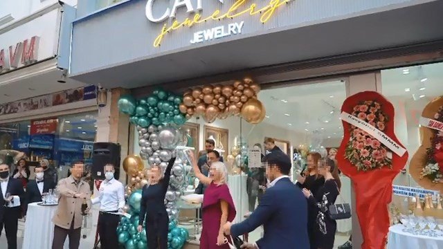 Ukraynalı Mankenler, Canlı Müzikler İle 100 Milyon Dolar Buhar Oldu