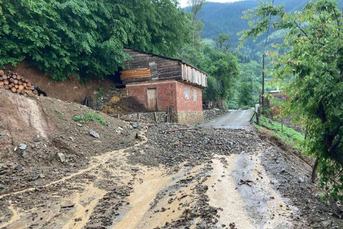 Gümüşhane’de Aşırı Yağış Sele Neden Oldu