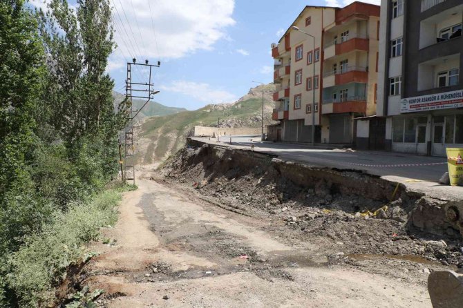Hakkari’de Sanayi Yolunda İstinat Duvarı Çalışması