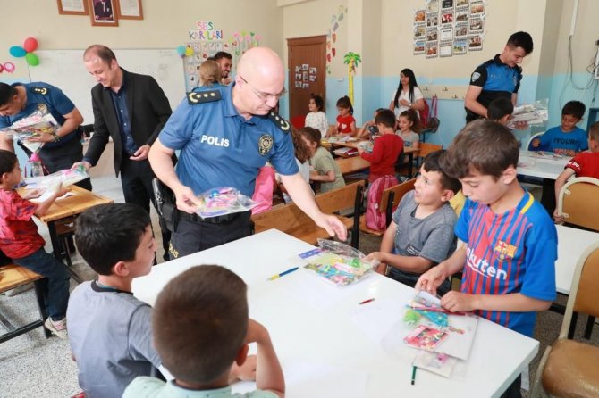 Hakkari’de Polis Abla Ve Abilerine Yaz Tatilinde Günde 1 Saat Okuma Sözü Verdiler