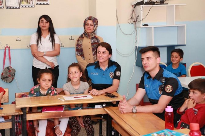 Hakkari’de Polis Abla Ve Abilerine Yaz Tatilinde Günde 1 Saat Okuma Sözü Verdiler
