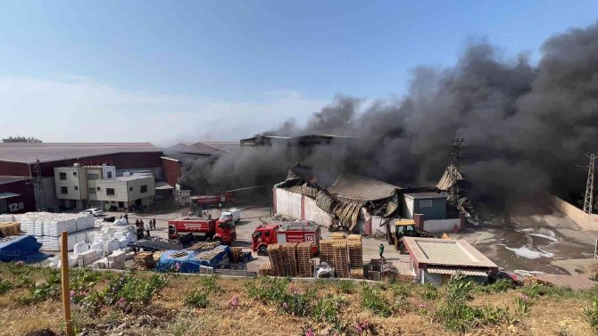 Hatay’daki Antrepo Yangını Söndürülemedi