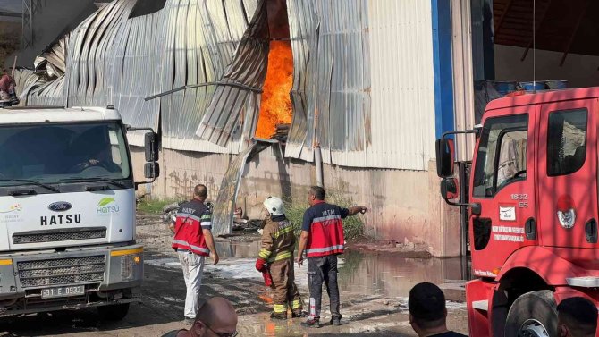 Hatay’daki Antrepo Yangınını Söndürme Çalışmaları Sürüyor