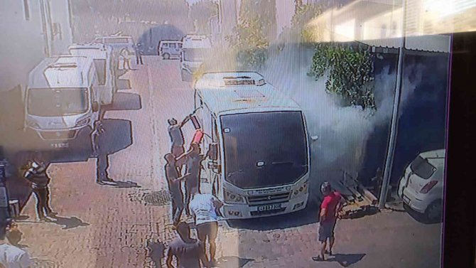 Bakıma Getirilen Minibüste Yangın Çıktı