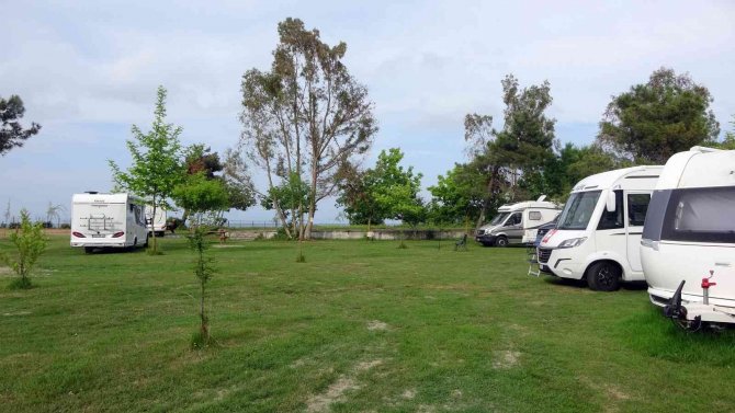 Sinop’ta Sezonun İlk Karavan Kafilesi, Çiçek Ve Lokumla Karşılandı