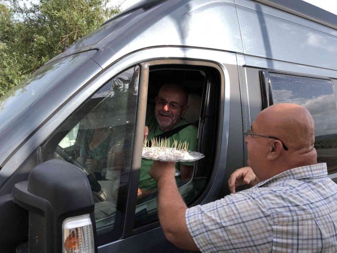 Sinop’ta Sezonun İlk Karavan Kafilesi, Çiçek Ve Lokumla Karşılandı