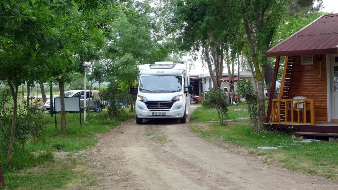 Sinop’ta Sezonun İlk Karavan Kafilesi, Çiçek Ve Lokumla Karşılandı