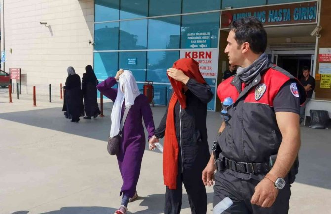 Evden Ziynet Eşyası Çalan 2 Kadın Şüpheliyi Polis Yakaladı; Basını Gören Şüpheli Engelli Numarası Yaptı