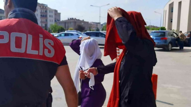 Evden Ziynet Eşyası Çalan 2 Kadın Şüpheliyi Polis Yakaladı; Basını Gören Şüpheli Engelli Numarası Yaptı