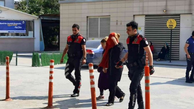 Evden Ziynet Eşyası Çalan 2 Kadın Şüpheliyi Polis Yakaladı; Basını Gören Şüpheli Engelli Numarası Yaptı