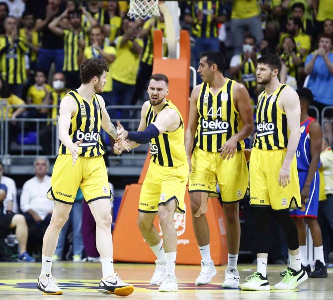Fenerbahçe, A. Efes’i Farklı Mağlup Etti