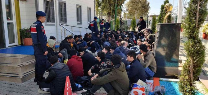 İ̇zmir’de Yasa Dışı Yollarla Kaçmaya Çalışan 120 Göçmen Yakalandı