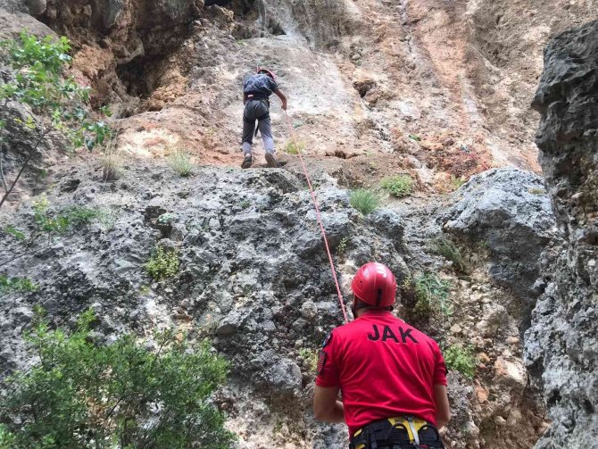 Jandarmadan Öğretmen Ve Öğrencilere Dağcılık Eğitimi