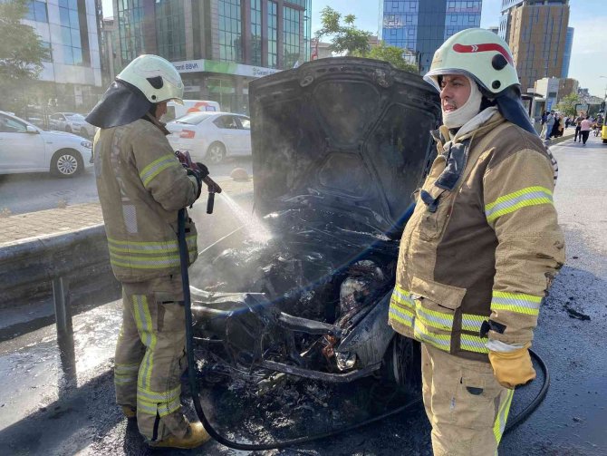 Kadıköy’de Alevlere Teslim Olan Otomobil Hurdaya Döndü