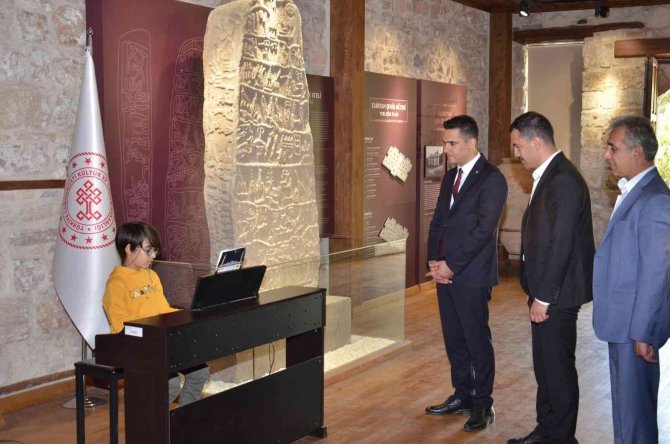 Müze Ziyaretçilere Piyano Resitali