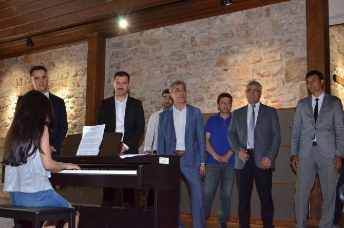 Müze Ziyaretçilere Piyano Resitali