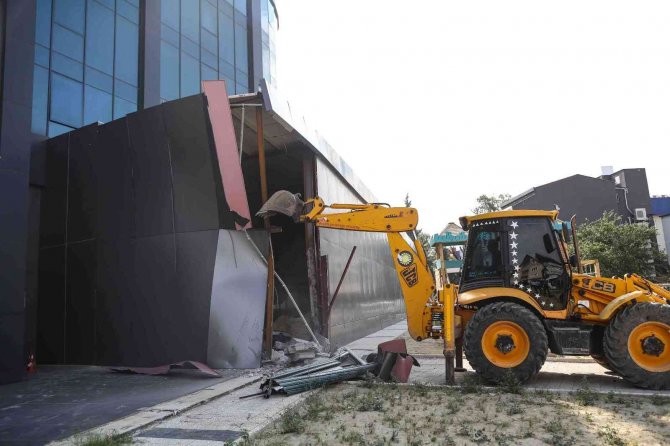 Nilüfer’de İş Merkezine Ait Kaçak Bölümler Yıkıldı