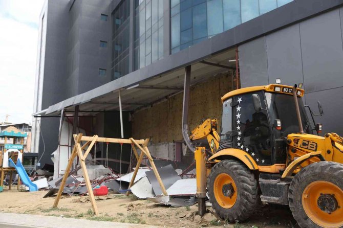 Nilüfer’de İş Merkezine Ait Kaçak Bölümler Yıkıldı