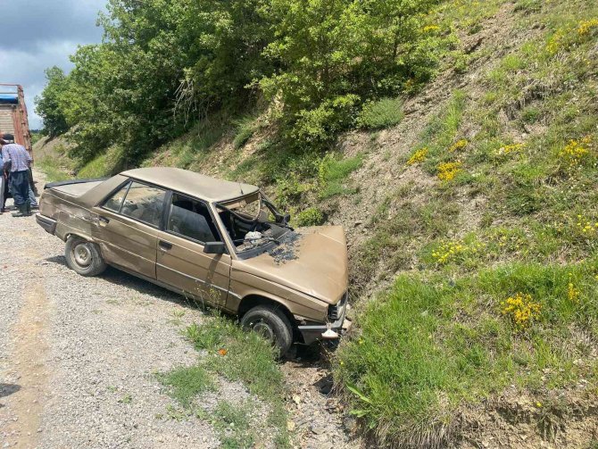 Kamyonet İle Otomobil Çarpıştı: 2 Yaralı