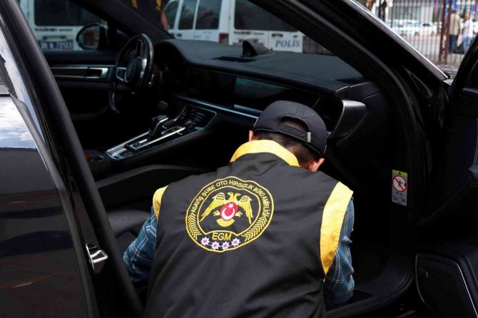 10 Milyon Tl Değerinde Porsche Çalmışlar