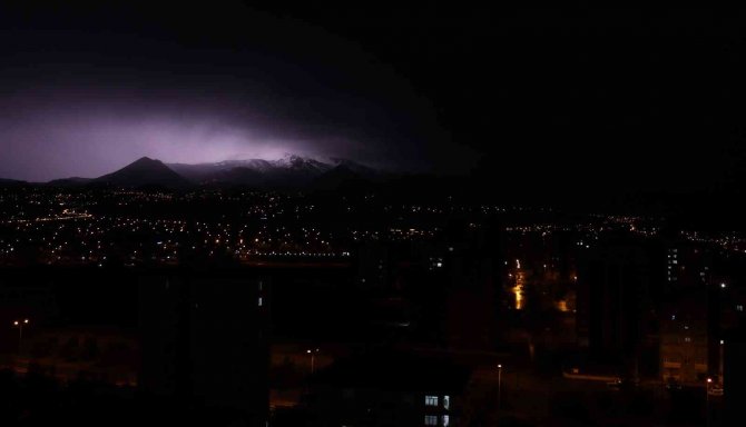 Şimşekler Erciyes’i Aydınlattı, Muhteşem Fotoğraf Ortaya Çıktı