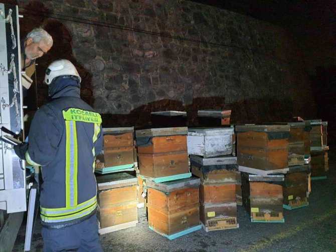 Arı Kovanı Yüklü Kamyonet Alev Alev Yandı, Arılar Son Anda Kurtarıldı