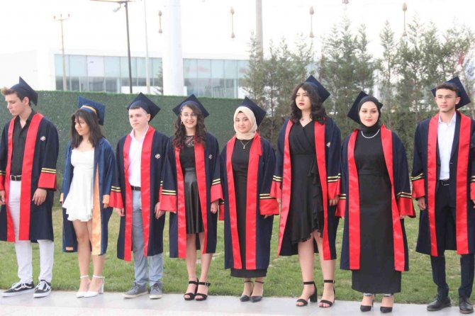 Kütahya Final Akademi Anadolu Lisesi’nde Mezuniyet Sevinci