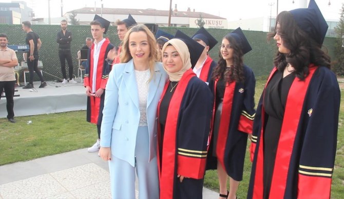 Kütahya Final Akademi Anadolu Lisesi’nde Mezuniyet Sevinci