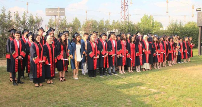 Kütahya Final Akademi Anadolu Lisesi’nde Mezuniyet Sevinci