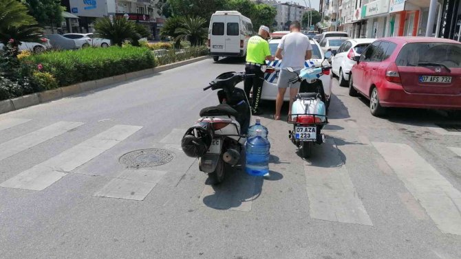 Ehliyetsiz Ve Kasksız Olarak Polise Yakalandı, "9 Aydır Aynı İşte Ehliyetsiz Çalışıyorum Cezalar Arka Arkaya Geldi" Dedi