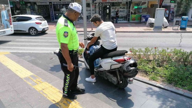 Ehliyetsiz Ve Kasksız Olarak Polise Yakalandı, "9 Aydır Aynı İşte Ehliyetsiz Çalışıyorum Cezalar Arka Arkaya Geldi" Dedi