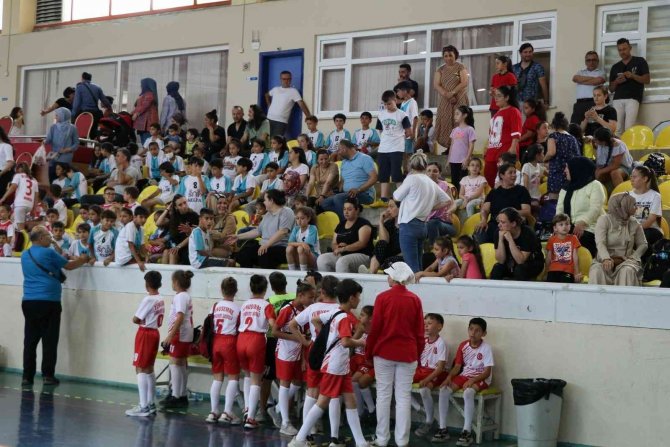 Manisa’da 10 Bin Öğrenci Geleneksel Mendil Kapmaca Oynadı