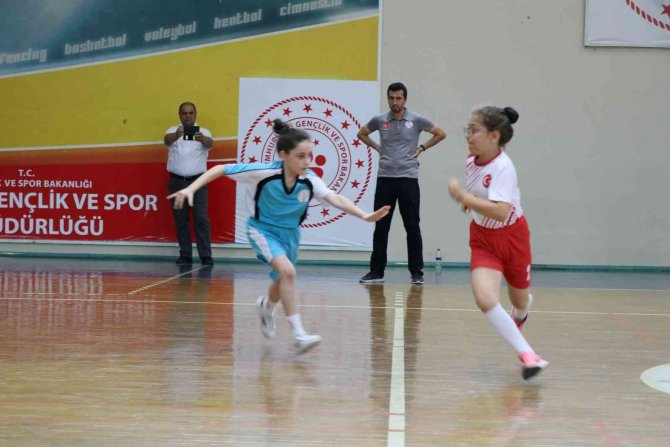Manisa’da 10 Bin Öğrenci Geleneksel Mendil Kapmaca Oynadı