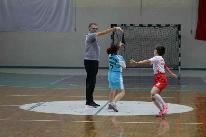 Manisa’da 10 Bin Öğrenci Geleneksel Mendil Kapmaca Oynadı