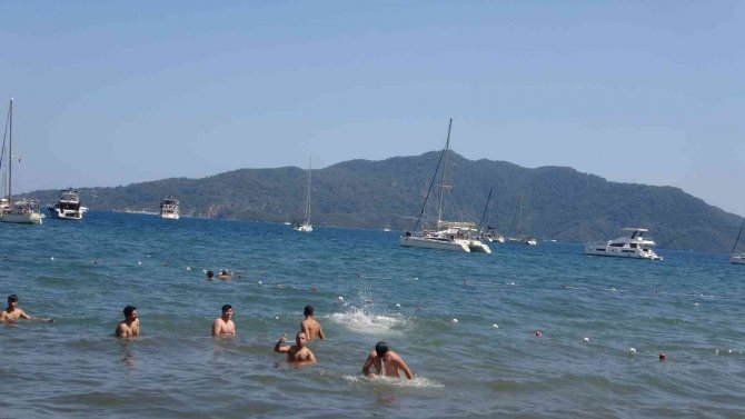 Marmaris’te, Denizi Tekneler Kapladı