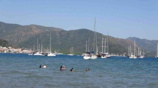 Marmaris’te, Denizi Tekneler Kapladı