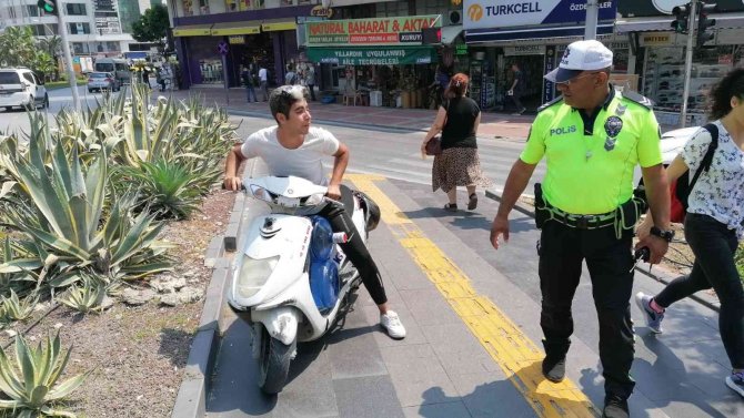 Ehliyetsiz Ve Kasksız Olarak Polise Yakalandı, "9 Aydır Aynı İşte Ehliyetsiz Çalışıyorum Cezalar Arka Arkaya Geldi" Dedi